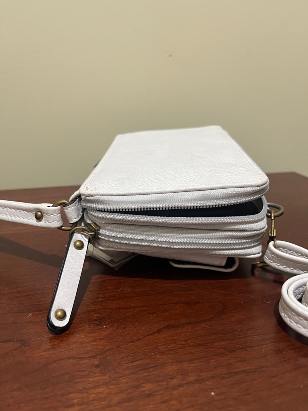 B.O.C White wristlet crossbody bag - Picture 4 of 5